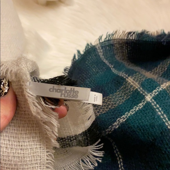 Charlotte Russe plaid blanket scarf bundle - Picture 2 of 4